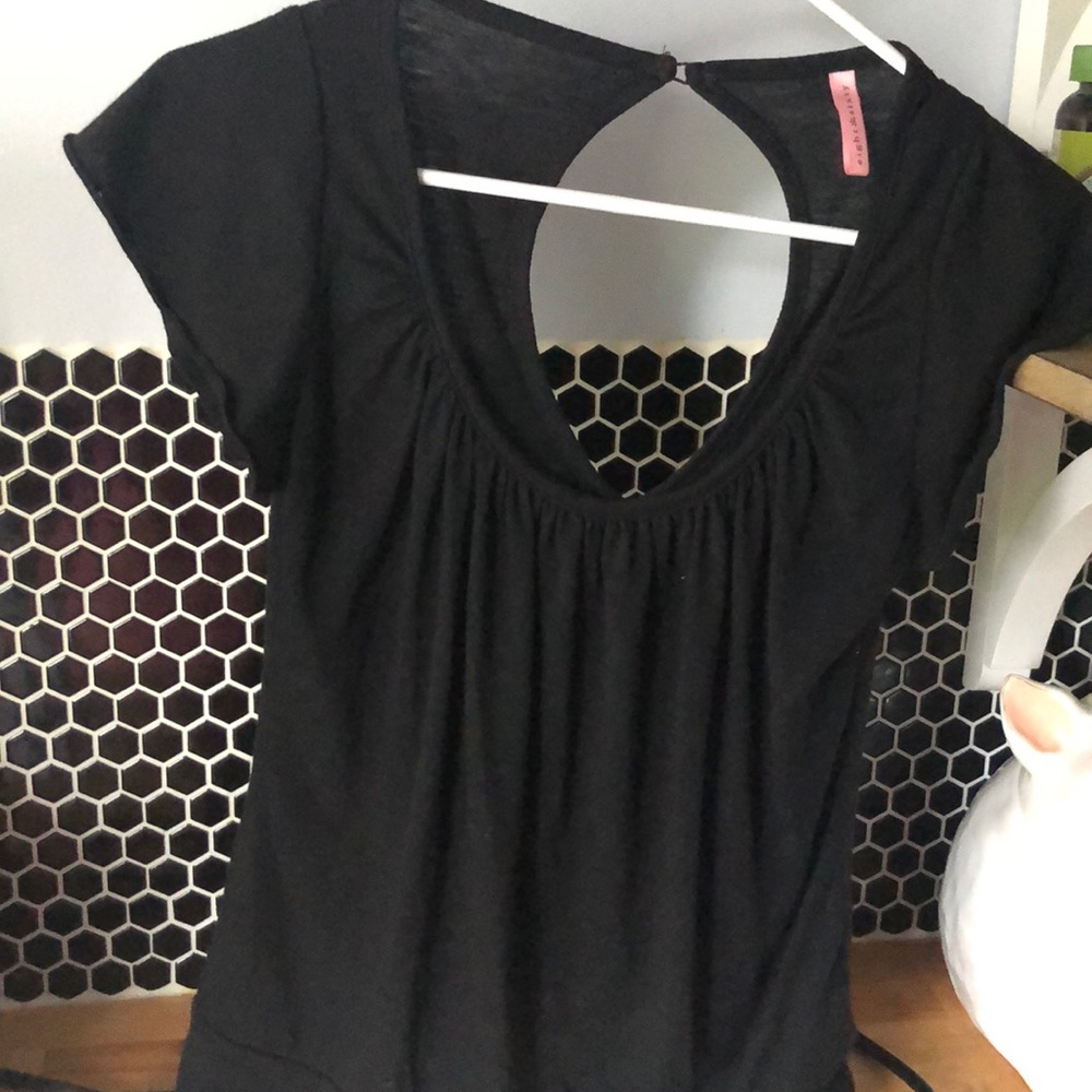 Black fitted tee